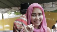 Seusai dari bilik dan memasukan ke kotak suara, selanjutnya ialah mencelupkan jari ke tinta sebagai tanda sudah sah ikut Pemilu 2019. Hal tersebut juga dilakukan Ayu Ting Ting. Ayu bahkan terlihat begitu manis saat memamerkan jari kelingkingnya terkena tinta. (KapanLagi.com/Muhammad Akrom Sukarya)