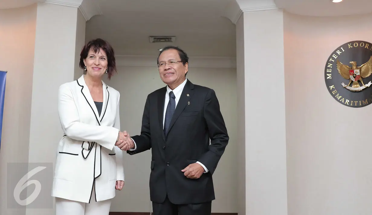 Menko Bidang Kemaritiman Rizal Ramli berjabat tangan dengan Wapres Swiss Doris Leuthard di Kantor Kemenko Maritim, Jakarta, Rabu (30/3). Keduanya membahas kerja sama di bidang maritim, transportasi, pariwisata, dan energi. (Liputan6.com/Angga Yuniar)