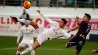 Aksi Cristiano Ronaldo saat bertanding melawan Eibar dalam laga La Liga Spanyol di Stadion Ipurua, Eibar, Spanyol, Senin (30/11/2015) dini hari WIB. (Reuters/Joseba Etxaburu)