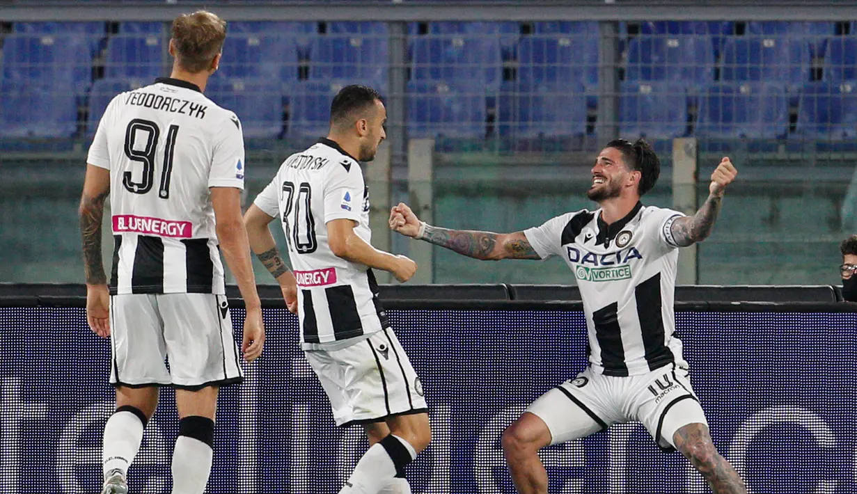 Penyerang Udinese, Ilija Nestorovski (tengah) berselebrasi dengan rekannya usai mencetak gol ke gawang AS Roma pada pertandingan lanjutan Liga Serie A Italia di stadion Olimpiade Roma, Italia (2/7/2020). Roma takluk 0-2 atas Udinese. (AP Photo/Riccardo de Luca)