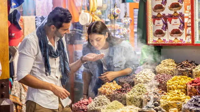 Foto transaksi jual beli di pasar ketika berlibur di Dubai