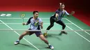 Pebulutangkis ganda putra Indonesia, Fajar Alfian/Muhammad Rian Ardianto bertanding melawan pebulutangkis ganda putra China, China, Liu Yu Chen/Ou Xuan Yi pada laga perempatfinal Indonesia Masters 2023 di Istora Senayan, Jakarta, Jumat (27/01/2023). Fajar Alfian kalah dengan skor 21-11, 13-21, 23-25. (Bola.com/Bagaskara Lazuardi)