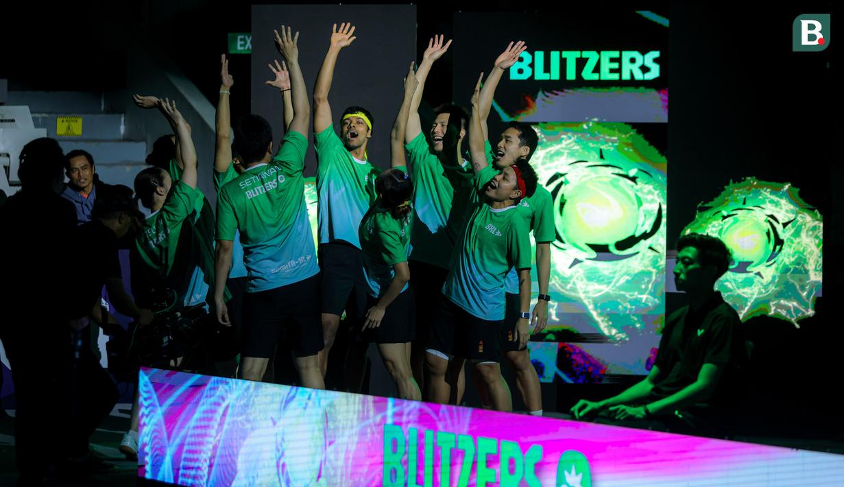 <p>Tim Blitzers melakukan tos dalam laga pertama 3v3 Badminton XL 2025 melawan tim Rockets yang berlangsung di Istora Senayan, Jakarta, Jumat (03/10/2025). (Bola.com/Bagaskara Lazuardi)</p>