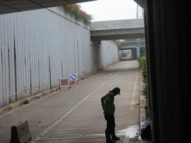 Suasana jalur terowongan atau lintas bawah Senen yang ditutup sementara di Jakarta, Senin (4/5/2020). Penutupan terowongan dari arah Cempaka Putih menuju ke Monas tersebut dilakukan selama 10 hari karena adanya proyek pengerjaan Underpass Senen Extension. (Liputan6.com/Immanuel Antonius)