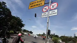 Sejumlah rambu pelarangan sepeda motor terpasang di beberapa persimpangan menuju Jalan MH Thamrin, Jakarta. Foto diambil pada Senin (15/12/2014). (Liputan6.com/Faizal Fanani)