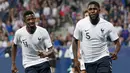 Bek Prancis, Samuel Umtiti (kanan) berselebrasi usai mencetak gol ke gawang Italia pada pertandingan persahabatan di stadion Allianz Riviera di Nice, Prancis selatan (1/6). Prancis menang telak 3-1 atas Italia. (AP Photo / Claude Paris)