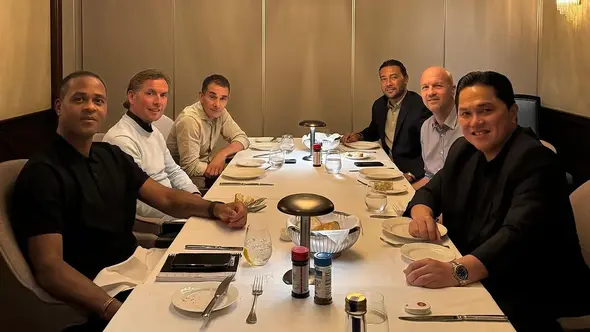 <p>Ketua PSSI, Erick Thohir menemui pelatih Timnas Indonesia, Patrick Kluivert, dan para asistennya plus penasihat teknis PSSI, Jordi Cruyff. (Bola.com/Dok.Instagram Erick Thohir).</p>