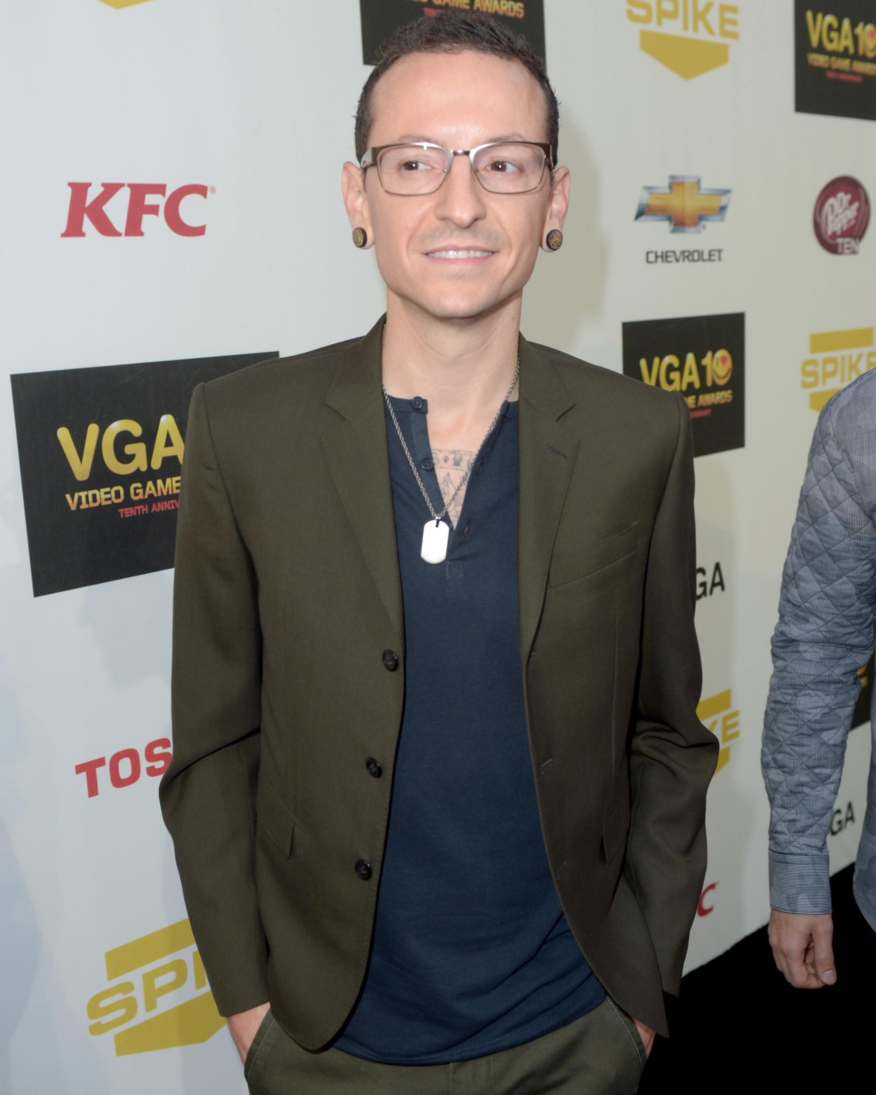 Chester Bennington bunuh diri di hari ulang tahun almarhum sahabatnya, Chris Cornell. Disengaja atau tidak, cara bunuh diri yang dilakukan Chester pun serupa dengan yang dilakukan Cornell, yaitu gantung diri. (KEVIN WINTER / GETTY IMAGES / AFP)