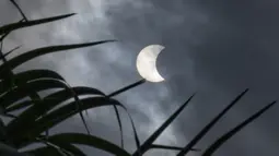Penampakan gerhana matahari cincin di Bangkok, Thailand, Kamis (26/12/2019). Gerhana matahari cincin ini dapat diamati dari sejumlah wilayah mulai dari Afrika timur, seluruh Asia, Samudera India, dan Australia utara. (Lillian SUWANRUMPHA/AFP)