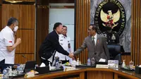 Ketua Umum PSSI Mochamad Iriawan bertemu Ketua Tim Gabungan Independen Pencari Fakta (TGIPF) tragedi Kanjuruhan Mahfud MD, Selasa (11/10/2022). (Dok PSSI)