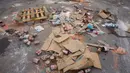 Sementara, bantuan bahan pangan yang dibawa truk tersebut terlihat berserakan di jalan. (AP Photo/Ariel Schalit)