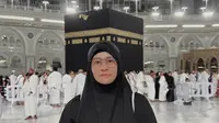 Mita The Virgin Menangis Dapat Hadiah Foto Umrah Bareng Mendiang Mama