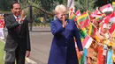 Presiden Joko Widodo mendampingi Presiden Republik Lithuania Dalia Grybauskaite menyapa hadirin saat kunjugannya di Istana Merdeka, Rabu (17/5). (Liputan6.com/Angga Yuniar)