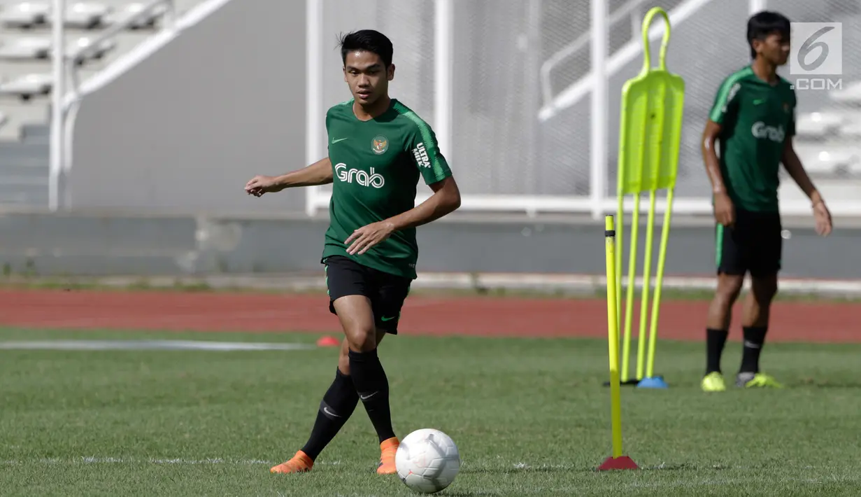 Pemain Timnas Indonesia U-22, Samuel Simanjuntak menendang bola saat latihan di Stadion Madya Senayan, Jakarta, Kamis (17/1). Latihan ini merupakan persiapan jelang Piala AFF U-22. (Bola.com/Yoppy Renato)