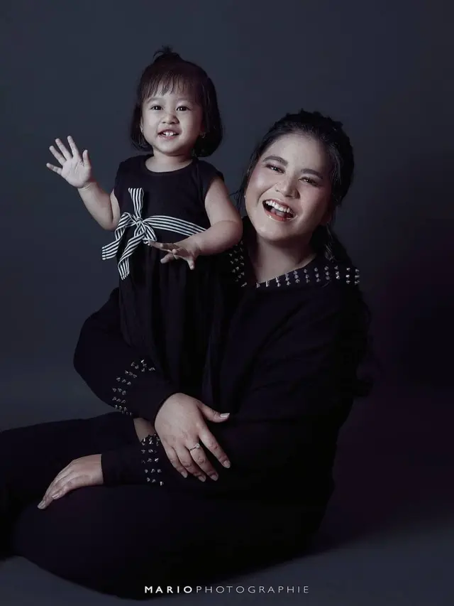 Momen Bahagia Kahiyang Ayu dan Sedah Mirah Saat Lakukan Pemotretan