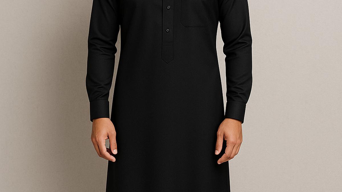 6 Rekomendasi Style Gamis Hitam Pria, Inspirasi Idul Adha 2025