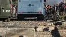 Demonstran melempar batu saat bentrok dengan polisi di lingkungan miskin di Santiago, Chili, (18/5/2020). Presiden Chile, Sebastián Piñera berjanji bahwa pemerintahnya akan menyediakan lagi 2,5 juta paket makanan dan kebutuhan pokok lainnya sekitar satu minggu ke depan. (AP Photo/Esteban Felix)