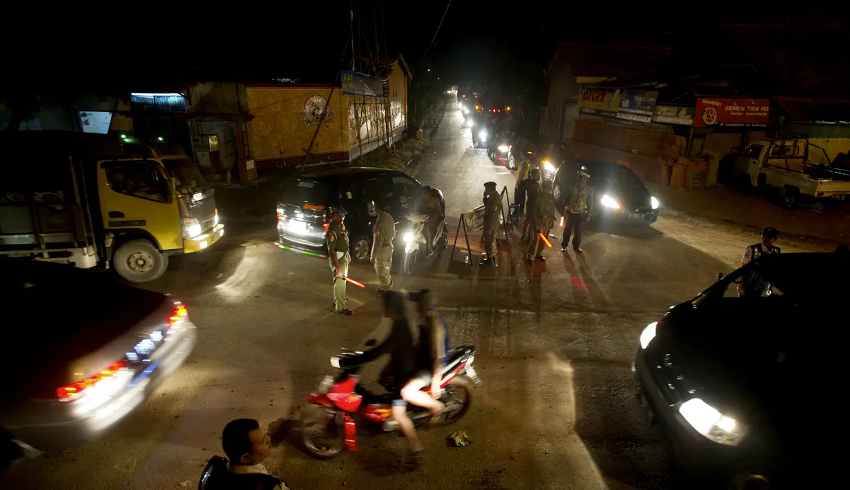 Pengalihan arus akibat amblasnya jembatan Comal itu mengakibatkan jalur alternatif Pemalang-Pekalongan itu mengalami kemacetan, Jawa Tengah, Senin (21/7/14). (ANTARA FOTO/Wahyu Putro A)