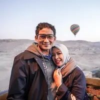 Sandiaga Uno dan sang istri Nur Asia saat menikmati matahari terbit di atas balon udara di Mesir. (dok. Instagram @sandiuno/https://www.instagram.com/p/CH2glOwhKRi/)