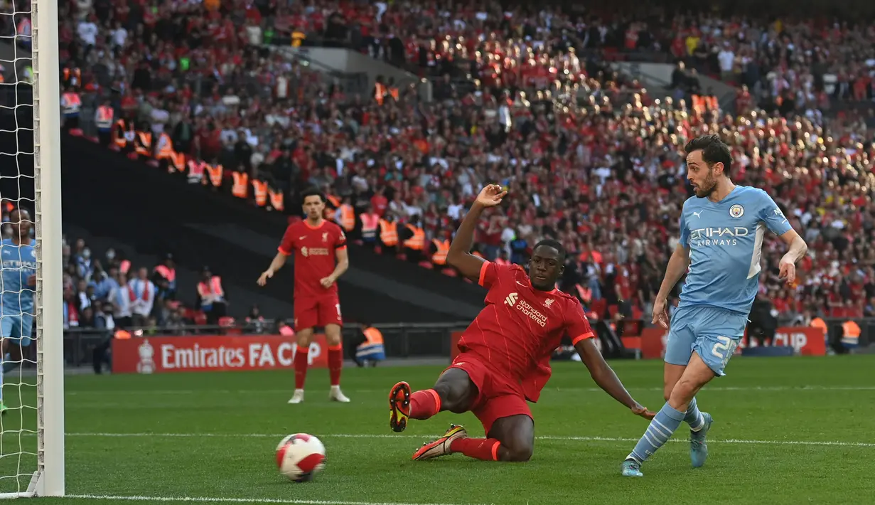 Man City yang telat panas membuat skor menjadi 3-2 pada menit 90+1. Bola liar dari Mahrez dapat disambar Bernardo Silva. Laga berjalan sangat seru pada injury time! Tapi, tidak ada gol ketiga untuk Man City. (AFP/Glyn Kirk)