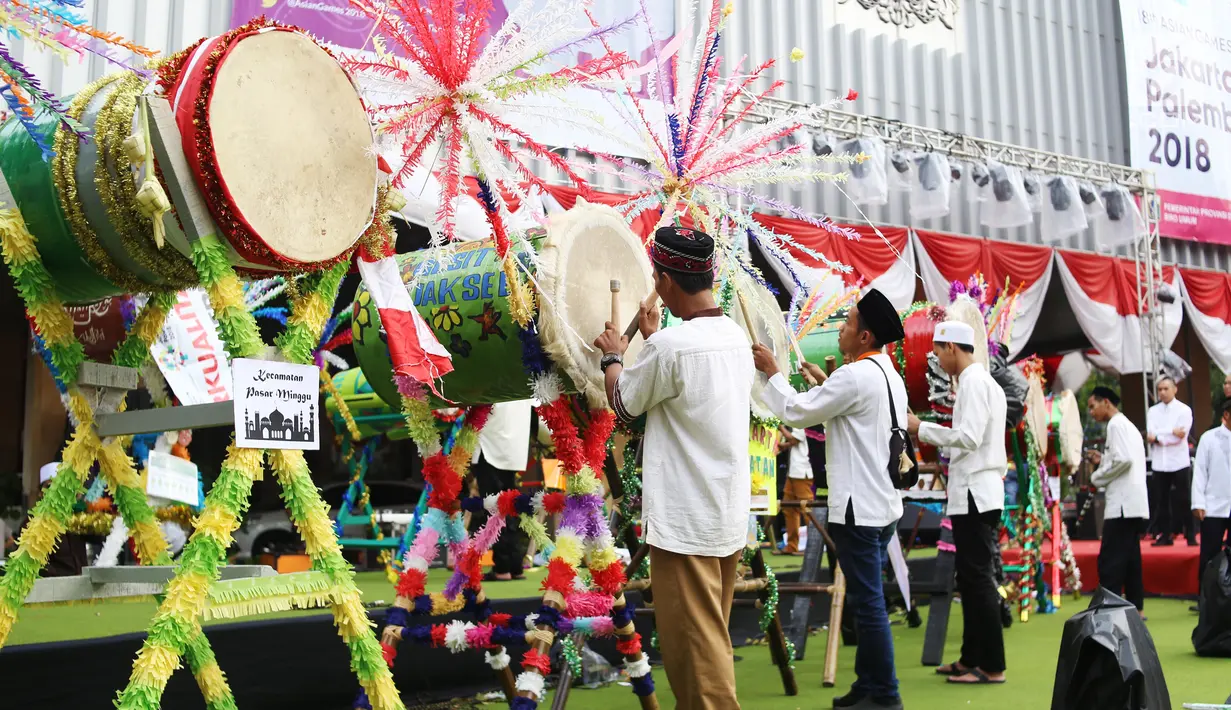 Panitia melakukan gladi bersih untuk festival beduk di Balai Kota Jakarta, Jumat (23/6). Gubernur DKI Jakarta, Djarot Saiful Hidayat, mengundang warga Jakarta datang ke Balai Kota DKI menghadiri Festival Bedug Lebaran. (Liputan6.com/Angga Yuniar)