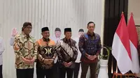 Presiden PKS Ahmad Syaikhu bersama Bacapres Anies Baswedan dan Ketua Umum Partai Demokrat Agus Harimurti Yudhoyono (AHY) saat menghadiri pagelaran wayang kulit di DPP PKS. (Liputan6.com/Winda Nelfira)