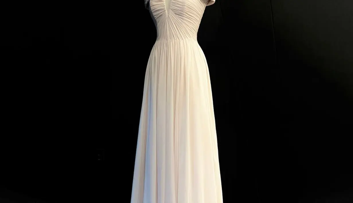 Ia tampil cantik bak dewi mengenakan custom dress rancangan desainer kenamaan Korea Selatan Choi Jae Hoon. [Foto: Instagram/choijaehoon.official]