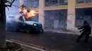 Pengunjuk rasa bentrok dengan polisi saat unjuk rasa memperingati 50 tahun kudeta militer tahun 1973 yang dipimpin oleh Jenderal Augusto Pinochet di Pemakaman Umum di Santiago, Chile, Minggu (10/9/2023). (AP Photo/Luis Hidalgo)