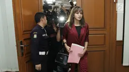 Artis Kirana Larasati didampingi kuasa hukumnya memasuki ruang persidangan di Pengadilan Agama Jakarta Selatan, Kamis (13/7). Tama Gandjar selaku pihak tergugat, tidak terlihat hadir dalam sidang cerai ketiga tersebut. (Liputan6.com/Herman Zakharia)