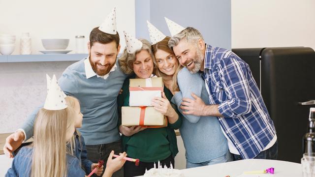 Ilustrasi ulang tahun orang tua