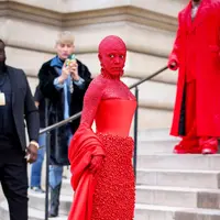 Penampilan Doja Cat menghadiri show Schiaparelli. Foto: Instagram.