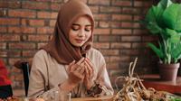 Ilustrasi Membaca Doa Berbuka Puasa Credit: shutterstock.com