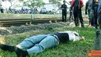 Citizen6, Jakarta: Seorang pelajar terkapar setelah tersambar KRL, Kamis (17/3) pagi, di pinggiran jalur kereta rel listrik di Tanjung Barat,Jakarta Selatan. (Pengirim: Damar Syamsuri)