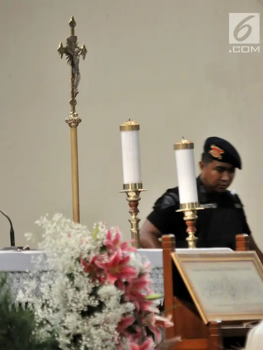 Tim Gegana melakukan penyisiran jelang Misa Natal di Gereja Katedral, Jakarta, Senin (24/12). Misa malam Natal di Gereja Katedral Jakarta akan dilangsungkan dalam tiga waktu. (Merdeka.com/Iqbal Nugroho)