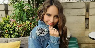 Cinta Laura, di balik parasnya yang cantik dan pandai dalam segala bidang, ternyata ia juga sosok perempuan yang rajin dalam urusan rumah tangga. Hidup delapan tahun di Amerika Serikat seorang diri yang membuatnya menjadi mandiri. (Instagram/claurakiehl)