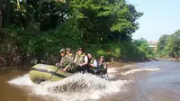 Gubernur DKI Jakarta Ahok menyusuri Sungai Ciliwung (Liputan6.com/ Delvira Chaerani Hutabarat)