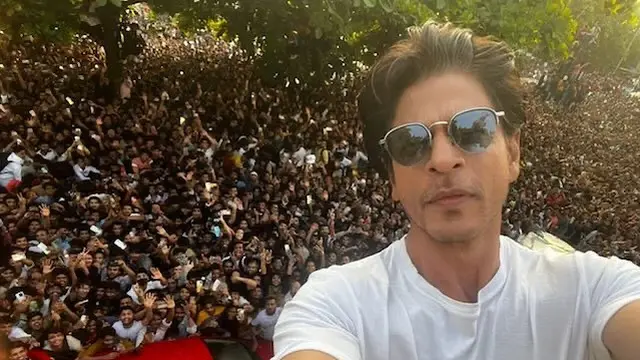 7 Potret Terbaru Shahrukh Khan Pamer Perut 8 Pack di Usia 57 Tahun, Curi Perhatian