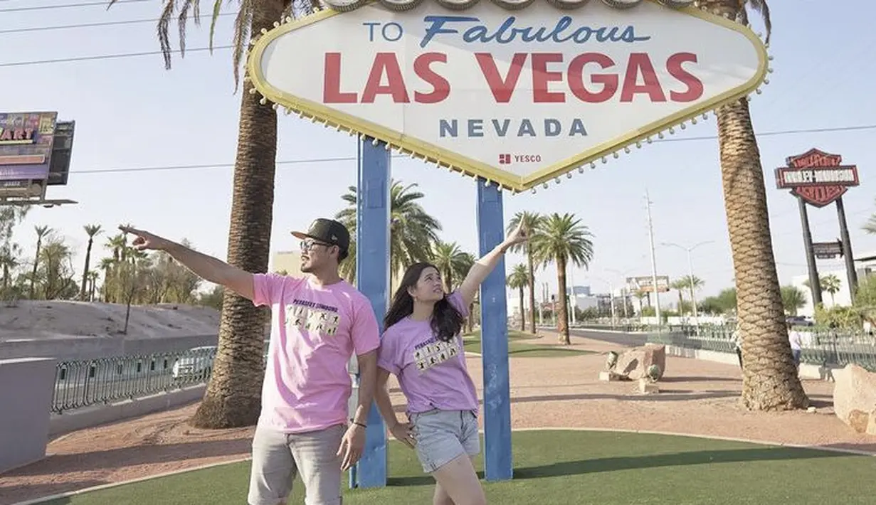 Ketika di Las Vegas, keduanya mengenakan baju couple pink dipadukan celana pendeknya.[@sumargodenny]