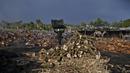 Aktivitas pekerja di fasilitas produksi arang al-Hattab, sebelah timur Kota Gaza, Palestina, 28 Januari 2021. Para pekerja menebang berbagai jenis pohon untuk dijadikan arang. (Mohammed ABED/AFP)