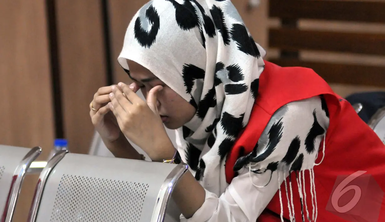 Assyifa Ramadhani tak kuasa menahan airmatanya saat menjalani sidang lanjutan di Pengadilan Negeri Jakarta Pusat, Selasa (11/11/2014) (Liputan6.com/Panji Diksana)