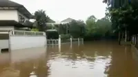 Banjir di perumahan mewah di kawasan Kemang Selatan juga mulai surut. Meski demikian, air masih berada pada ketinggian 1 meter.