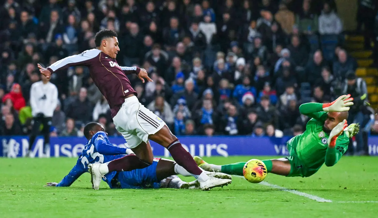 Pemain Aston Villa, Ollie Watkins, berusaha mencetak gol ke gawang Chelsea pada laga Liga Inggris di Stadion Stamford Bridge. (AFP/Glyn Kirk)
