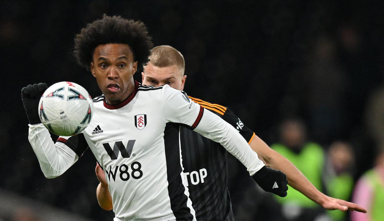 Gelandang Fulham Willian bersaing dengan bek Leeds United Rasmus Kristensen pada pertandingan putaran kelima Piala FA 2022/2023 di Craven Cottage di London, Rabu (28/2/2023) dini hari WIB. Fulham menyingkirkan Leeds United dengan kemenangan 2-0. (Photo by Glyn KIRK / AFP)
