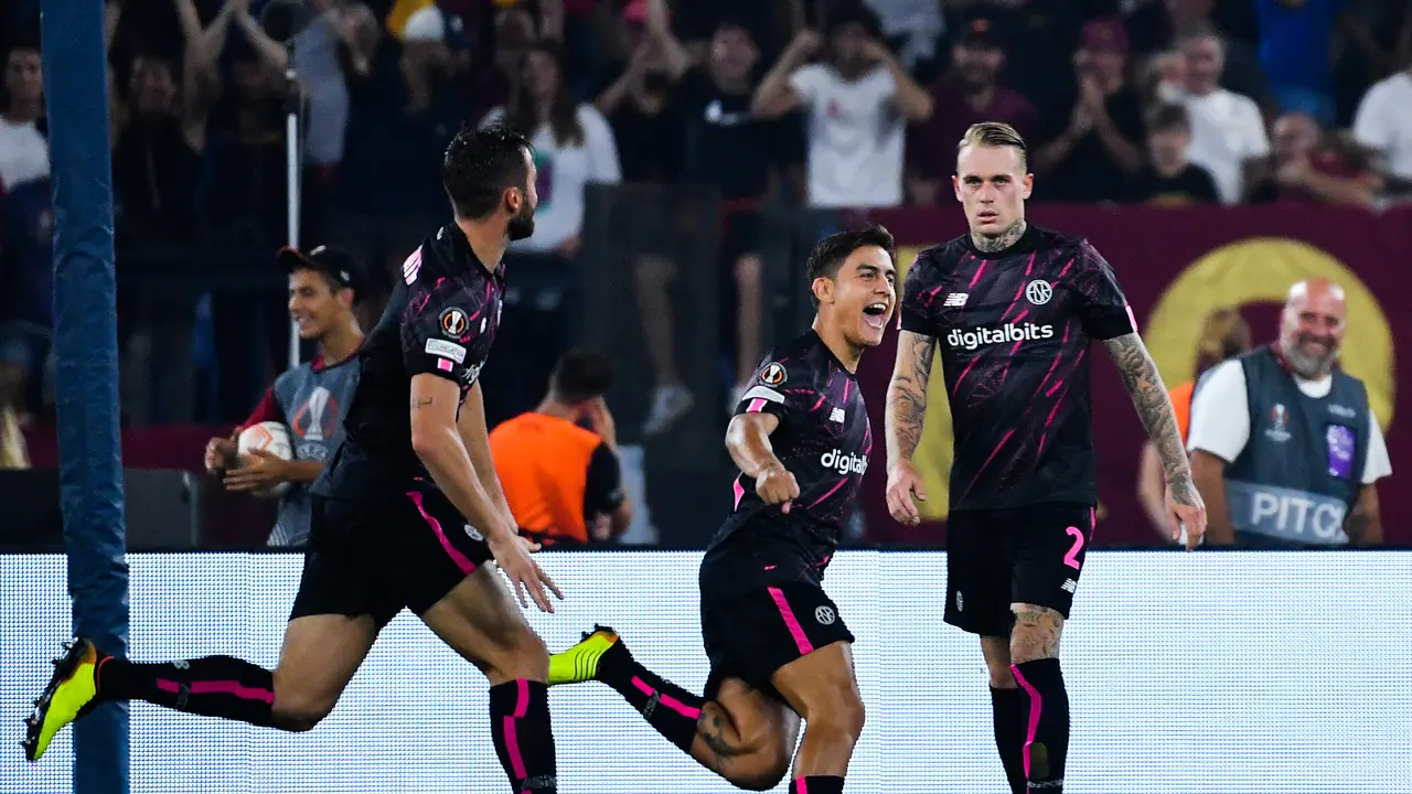 Selebrasi Paulo Dybala saat Roma menang perdana di Liga Europa 2022/2023