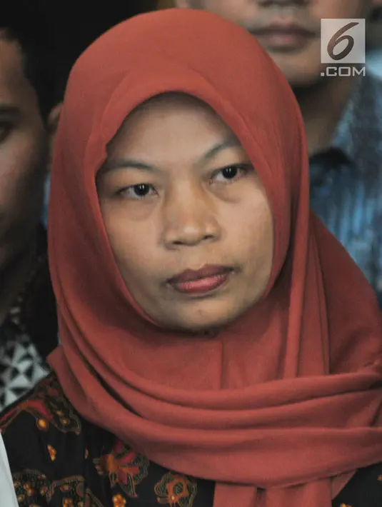 Ekspresi terpidana kasus pelanggaran ITE Baiq Nuril usai bertemu Menkumham Yasonna Laoly di Kantor Menkumham, Jakarta, Senin (8/7/2019). Baiq Nuril menemui Yasonna Laoly setelah upaya PK dirinya ditolak MA. (merdeka.com/Iqbal Nugroho)