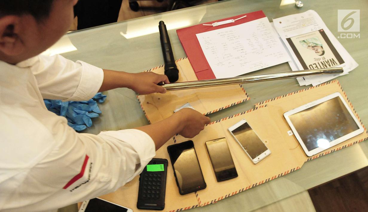 Petugas menunjukan barang bukti terkait kasus persekusi maut terhadap Abi Qowi Suparto di Polda Metro Jaya, Jakarta (10/9). Abi tewas setelah dipersekusi para pegawai sebuah toko vape di Tebet, setelah dituduh mencuri. (Liputan6.com/Helmi Afandi)