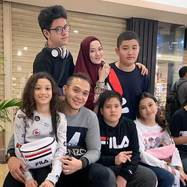 6 Potret Kedekatakan Seleb Cowok dengan Anak Sambungnya, Bak Kakak Adik