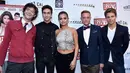 Aktor Nate Hartley, Nat Wolff, Selena Gomez, sutrada/penulis Tim Garrick dan aktor Lachlan Buchanan berpose di pemutaran perdana film "Behaving Badly" di California, (29/7/14). (Alberto E. Rodriguez/Getty Images/AFP)