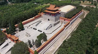 Foto dari udara pada 18 Juni 2020 menunjukkan pemandangan makam kerajaan barat dari era Dinasti Qing (1644-1911) di Wilayah Yixian, Provinsi Hebei, China utara. Di situs makam ini, empat kaisar Dinasti Qing dimakamkan, yakni Yong Zheng, Jia Qing, Dao Guang, dan Guang Xu. (Xinhua/Zhu Xudong)