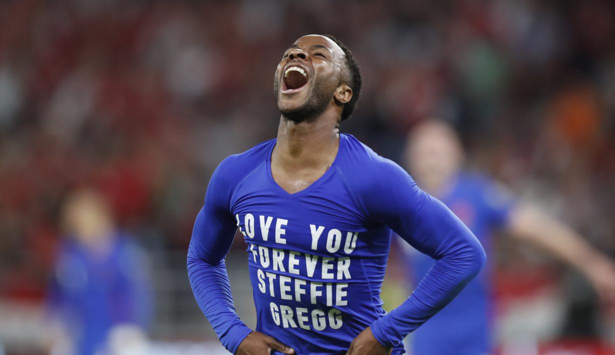 Pemain Inggris Raheem Sterling melepas atasannya setelah mencetak gol ke gawang Hungaria pada pertandingan sepak bola Grup I kualifikasi Piala Dunia 2022 di Puskas Ferenc Arena, Budapest, Hungaria, Kamis (2/9/2021). Inggris menang 4-0. (AP Photo/Laszlo Balogh)